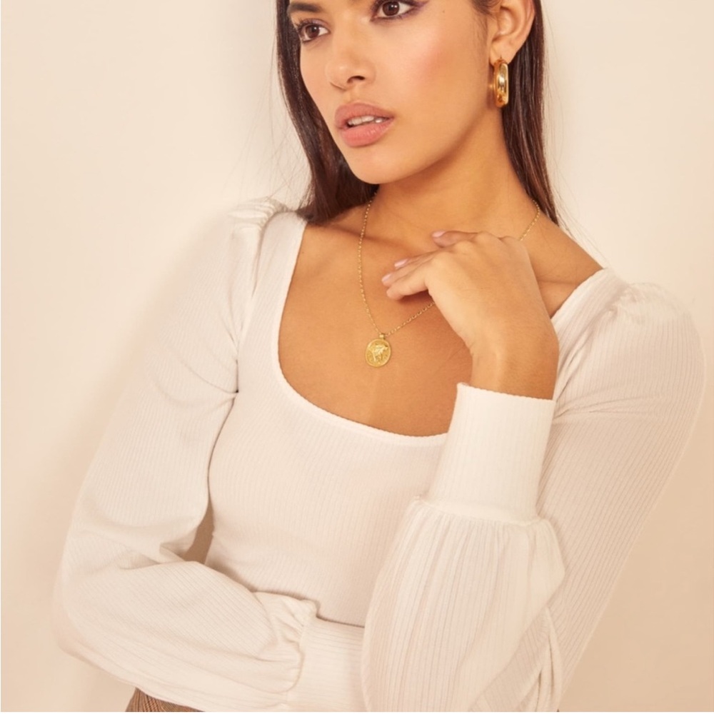 Elegant White Ribbed Women's Top